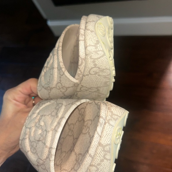 Gucci Interlocking G Logo Rubber Slides - Picture 4 of 4